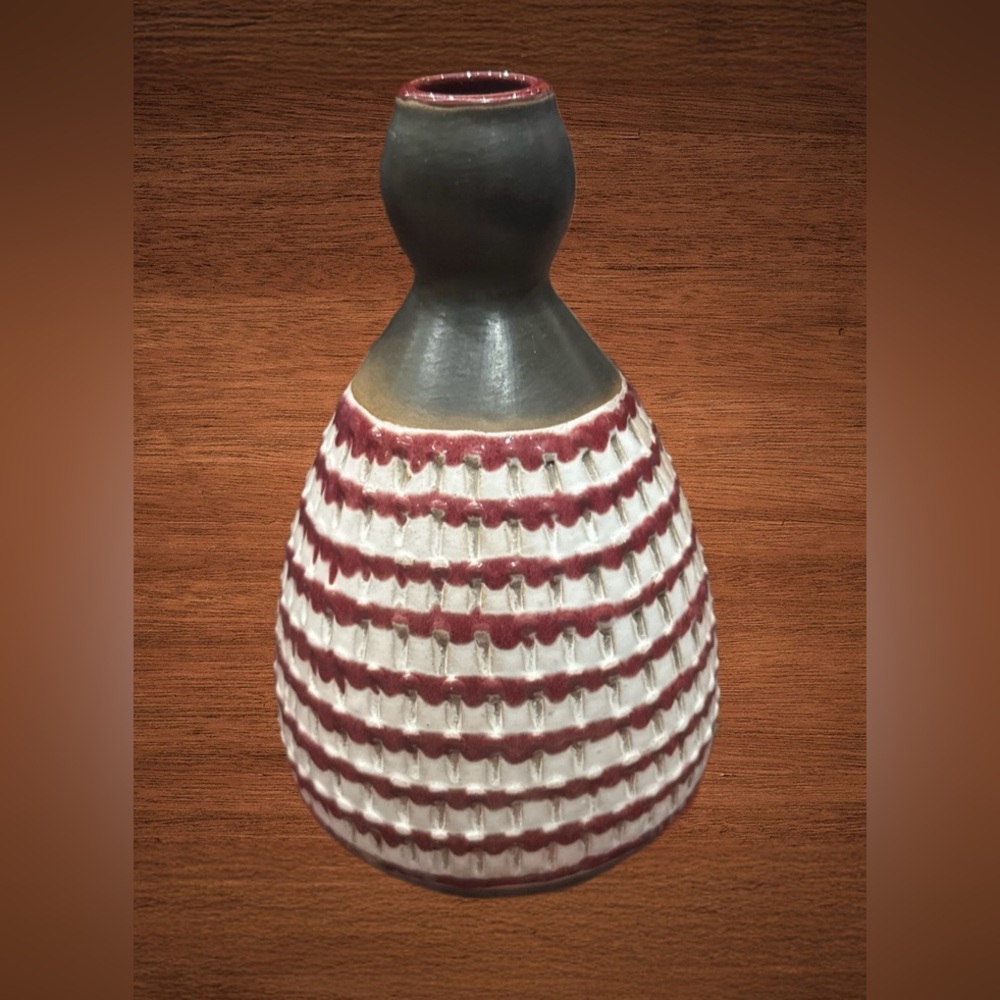 MODERNIST POTTERY VASE TEXTURED STRIPED PATTERN SCANDINAVIAN ART.